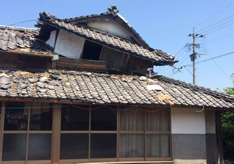 2階が崩れかけた住宅