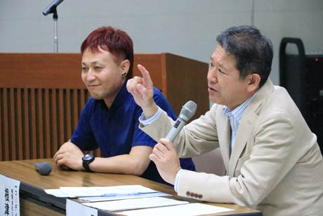 トークショーでデザイナーの根津さん(左)とダイハツ工業ブランドDNA室の藤下室長