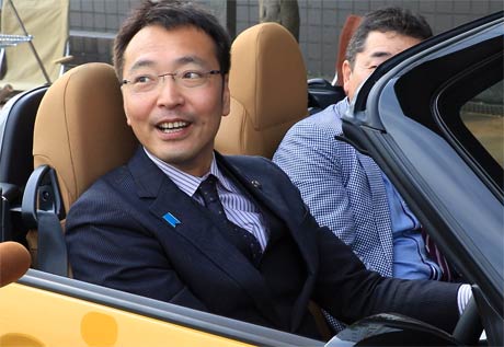 コペンのハンドルを握ってご機嫌の国定市長