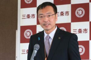 定例記者会見を行う国定市長