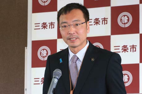 定例記者会見を行う国定市長