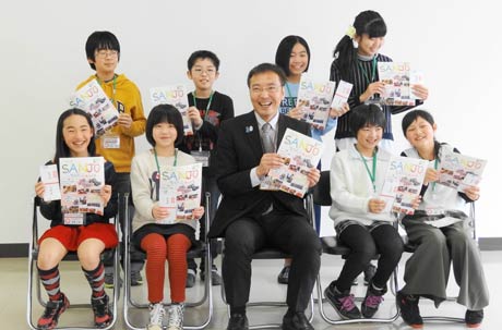 初めての子ども記者9人の終了式での記念撮影