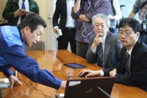 鈴木市長(左)に熊本地震で被災した南阿蘇村の状況を説明する燕市が現地へ派遣していた十河さん(左)