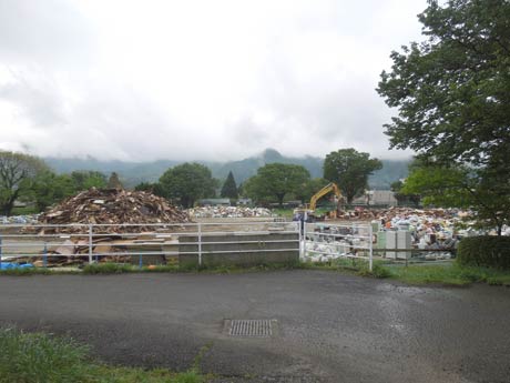  熊本地震のがれきが山積みになった南阿蘇中学校グラウンド