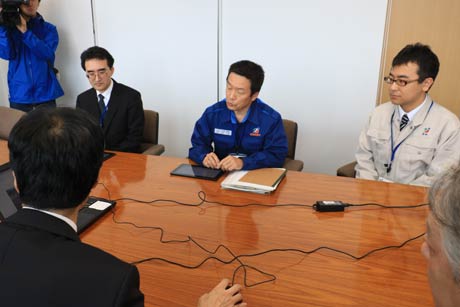 熊本地震の被災地の南阿蘇村へ燕市が派遣した左から渋皮さん、十河さん、菊地さん