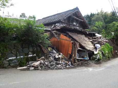 熊本地震で倒壊した家屋