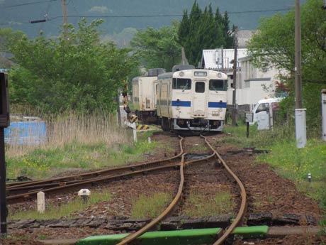  熊本地震で歪んだ鉄道のレール
