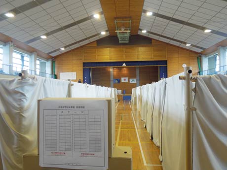  熊本地震の避難所のひとつ、白水中学校体育館に設置されたパーテーション