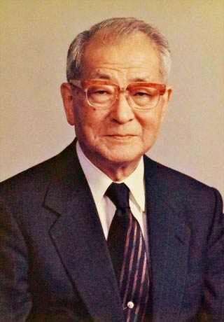 名誉市民として市役所に飾られている高桑さんの写真