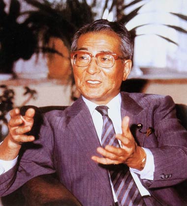 叙勲の記念誌の表紙を飾った高桑さんの写真