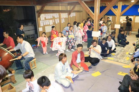  戸隠神社裏手の集会場でけいこする木場小路万灯組
