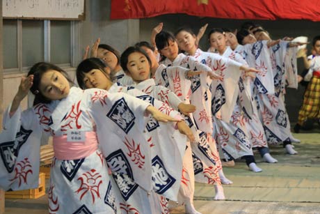 横町万灯組の踊り子