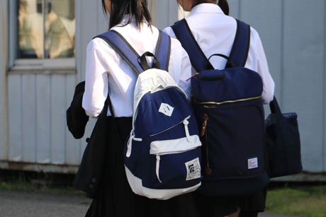制服の上着を手に
