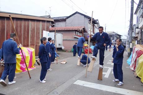 大名行列でてんぐ役を務める道祖神会が13日夜、最後の練習