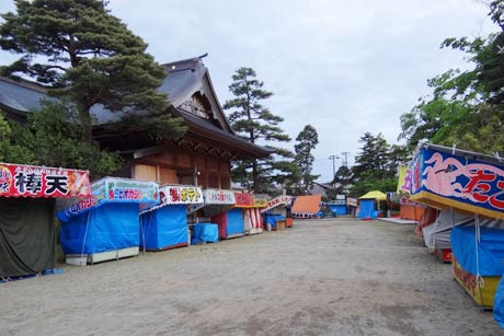 露店が並んだ八幡宮境内