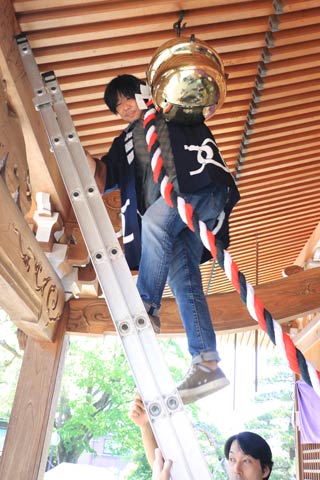 鈴と鈴緒を拝殿に下げて完成