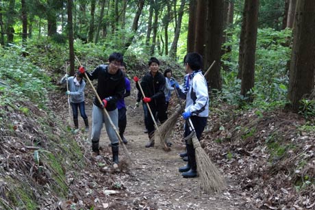 安全祈願祭後、歩道を整備する参加者