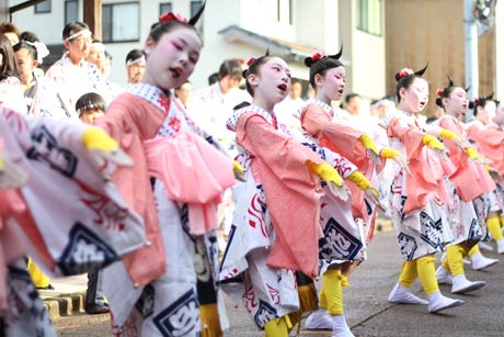 横町万灯組が師匠の家の前で下座