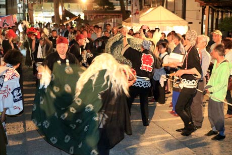 上横町神楽保存会が獅子神楽を奉納