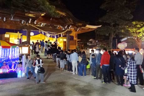 八幡宮拝殿には参拝者の行列