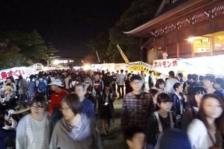 露店が並ぶ境内はごった返した