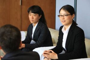 国定三条市長に着任のあいさつに訪れた鈴木さん(左)と下沢さん(右)