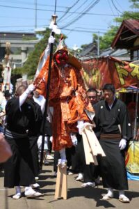 八幡宮を出て参道を進む大名行列のてんぐ