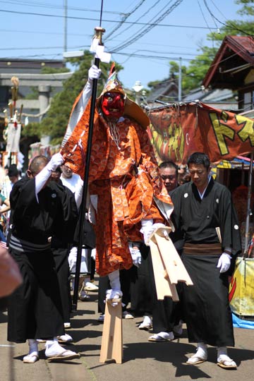 八幡宮を出て参道を進む大名行列のてんぐ