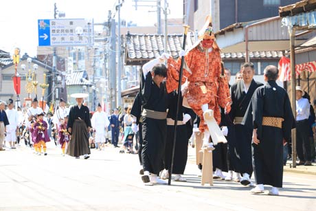 大通りを進むてんぐ