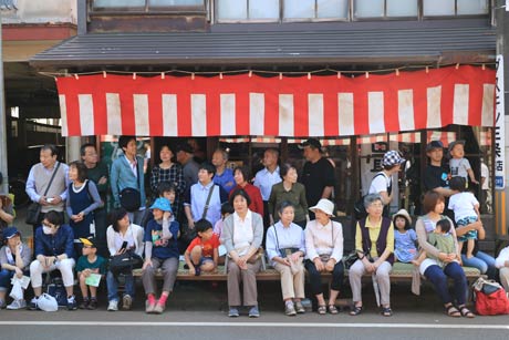 沿道の見物客