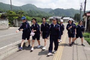 下田郷を歩いてゴールを目指す第三中生徒