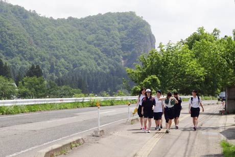 八木ヶ鼻を横に見ながら歩く
