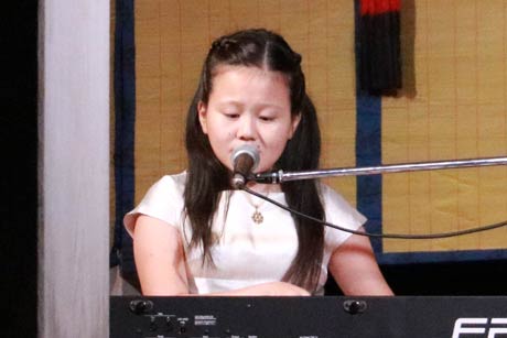 昨年夏、弥彦神社奉納演奏で雅楽師東儀秀樹さんと共演したときの佐藤ひらりさん