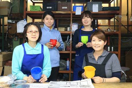  無電源スピーカー「PODS」を生み出した開発チーム「MAMALABO」の女性社員、後列左がグループリーダーの山川さん