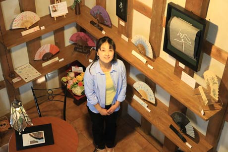 「Watanabe Garden 蔵」で初めての個展を開いている手描き染めの中村清子さん
