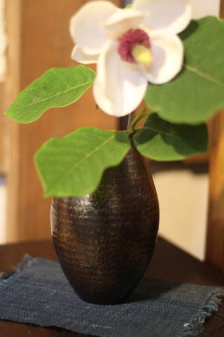 父、正明さん作の鎚起銅器の花器