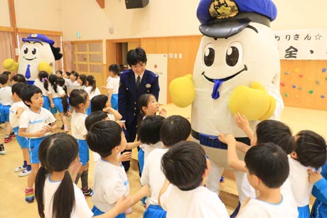 新潟県警のマスコットキャラクター、ひかるくんとひかりちゃんも応援に