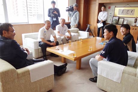須貝龍選手らと歓談する国定三条市長