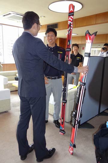 国定市長に愛用のスキーの板を紹介する須貝龍さん
