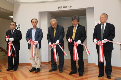 開場式のテープカット、左から弥彦神社の永田忠興宮司、書家の伊藤省風さん、佐藤光堂さん、新潟県美術家連盟の中野雅友理事長、小林豊彦村長