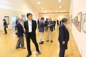 会派を超えて県内書道界の重鎮20人が出展する「ー弥彦で出会うー新潟現代の書展 Part III」開幕