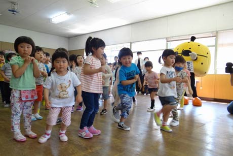  完璧なダンスを踊るを踊る園児