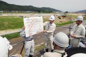 月岡地内に建設中の遊水地の工事の説明を受ける