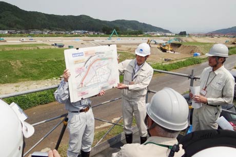 月岡地内に建設中の遊水地の工事の説明を受ける