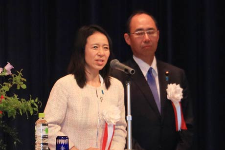 細田健一氏の妻、晴子さんがあいさつ