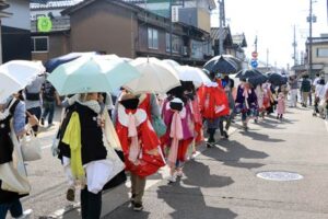 「乳母祭」とも呼ばれる加茂祭、五月晴れの下で赤ちゃんに豪華絢爛な産衣をかけた母親も行列に