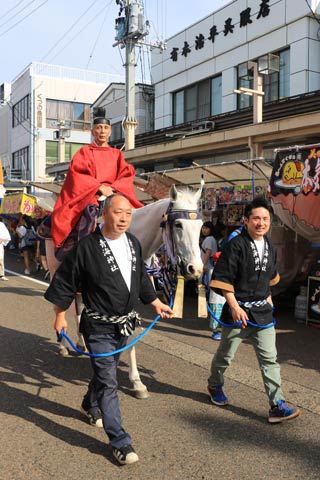 青海神社はウマに乗って