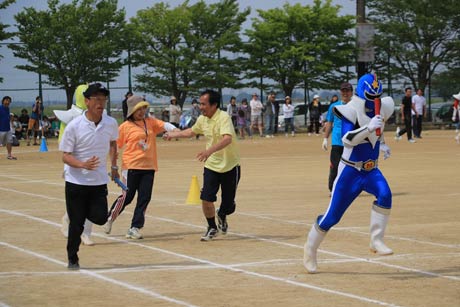 吉田北小の運動会でリレーにエントリーしたメテオレンジャー