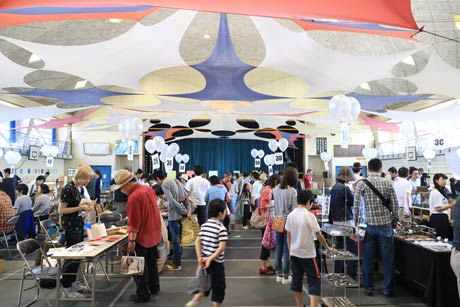 にぎわう三条ものづくり学校のオープン一周年記念感謝祭、多目的ホールは体育館だったとは思えない雰囲気とにぎわいに
