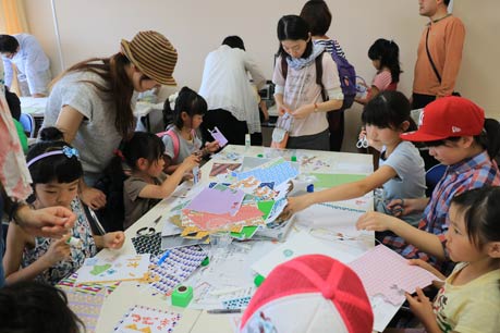 オリジナルのリングノートを作るワークショップは子どもたちに大人気